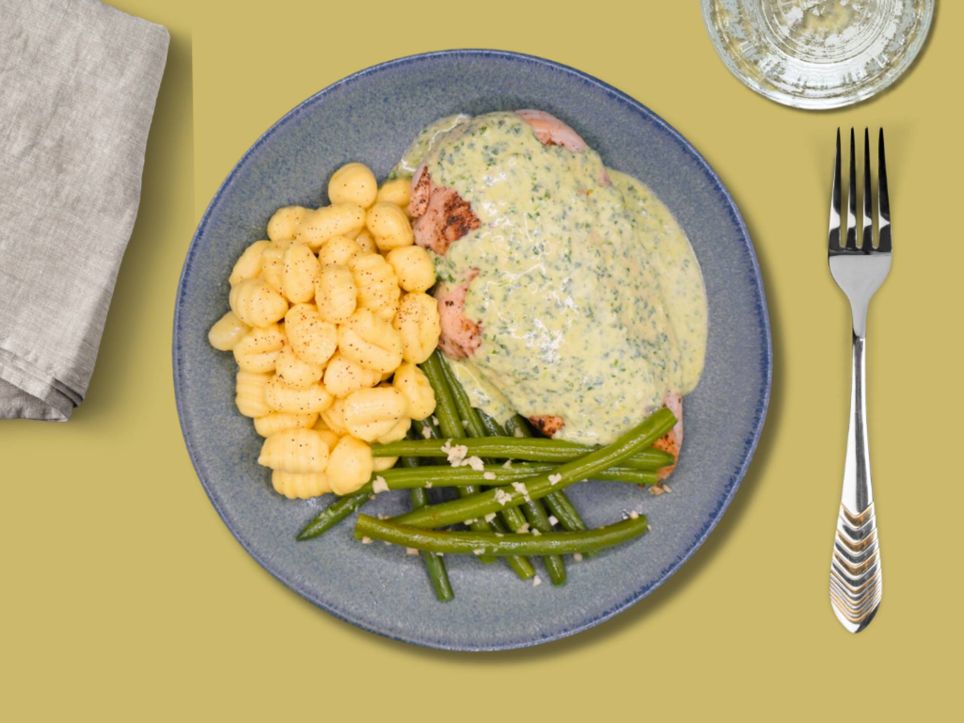 Poulet à la crème de pesto, gnocchis et haricots verts à l'ail