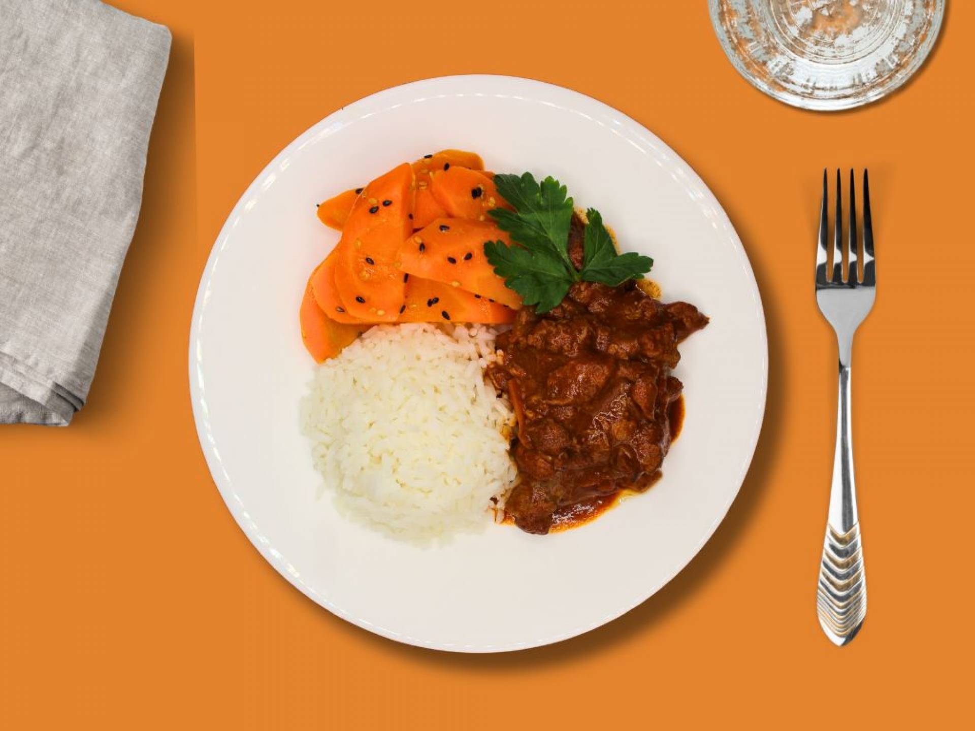 Emincé de boeuf au paprika, riz jasmin et carottes au sésame