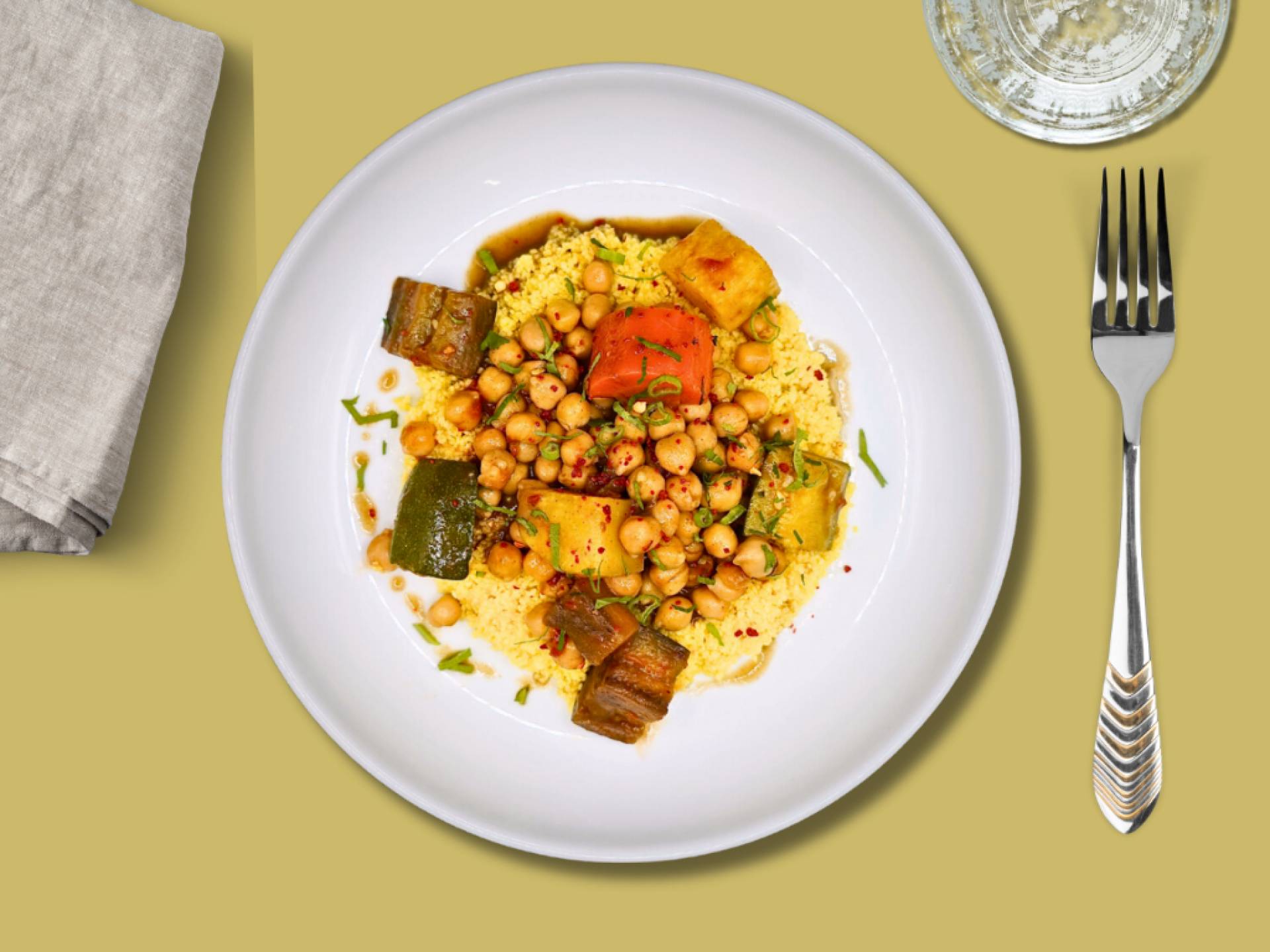 Tajine de pois chiche, semoule de maïs et légumes couscous