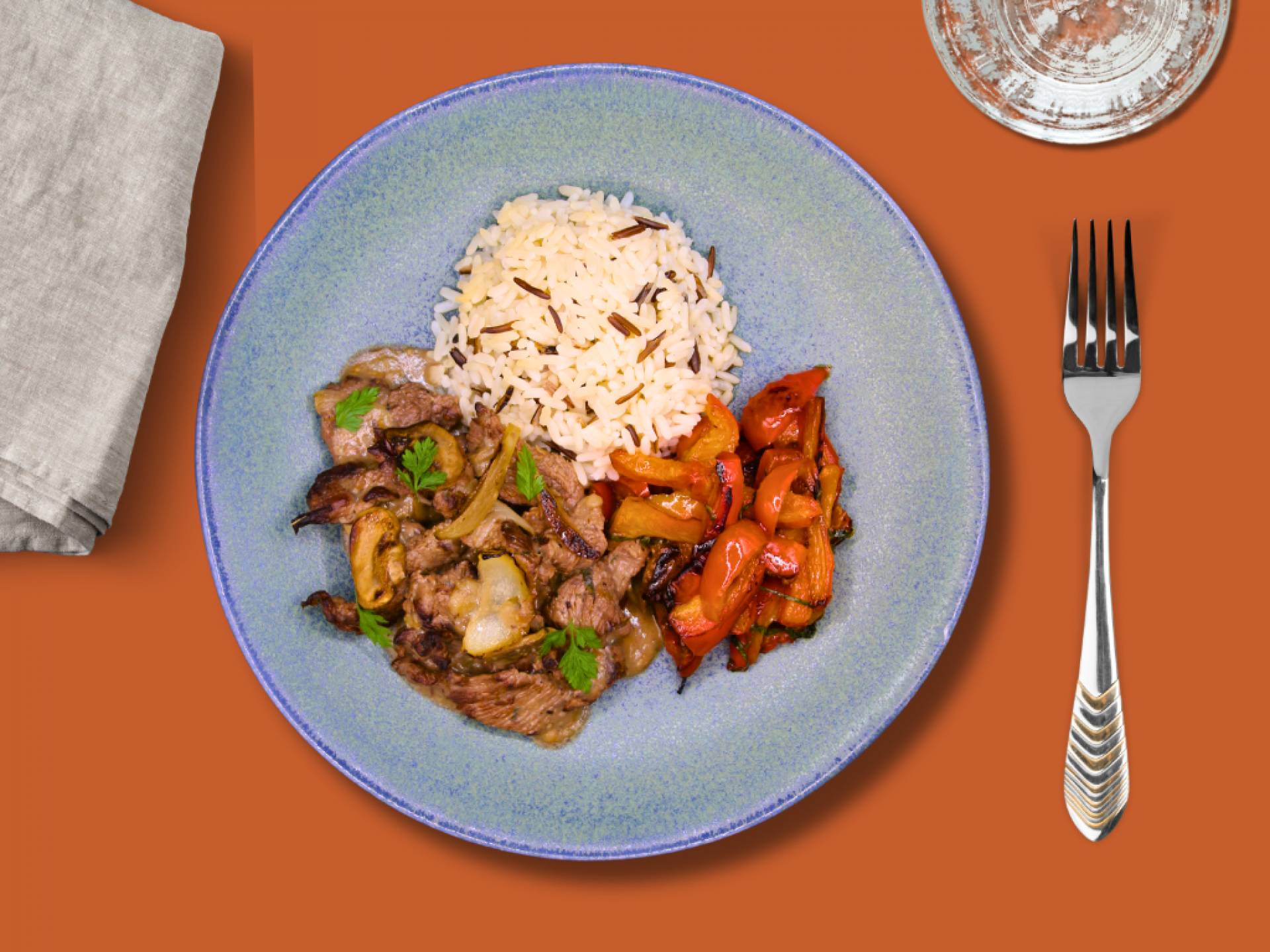 Emincé de boeuf aux champignons, riz sauvage et poivrons sautés