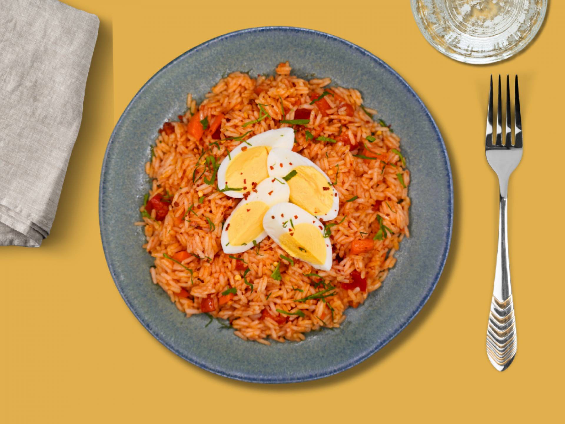 Nasi goreng, oeuf dur